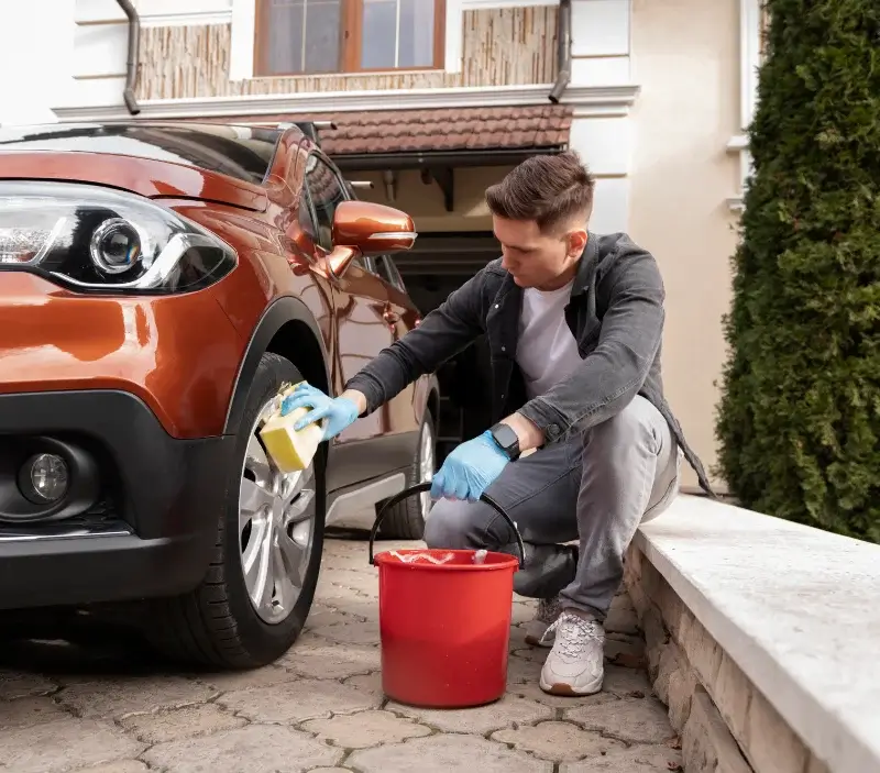 Lavage auto à domicile Ouzouer-sur-Trézée : professionnel intervenant sur un véhicule